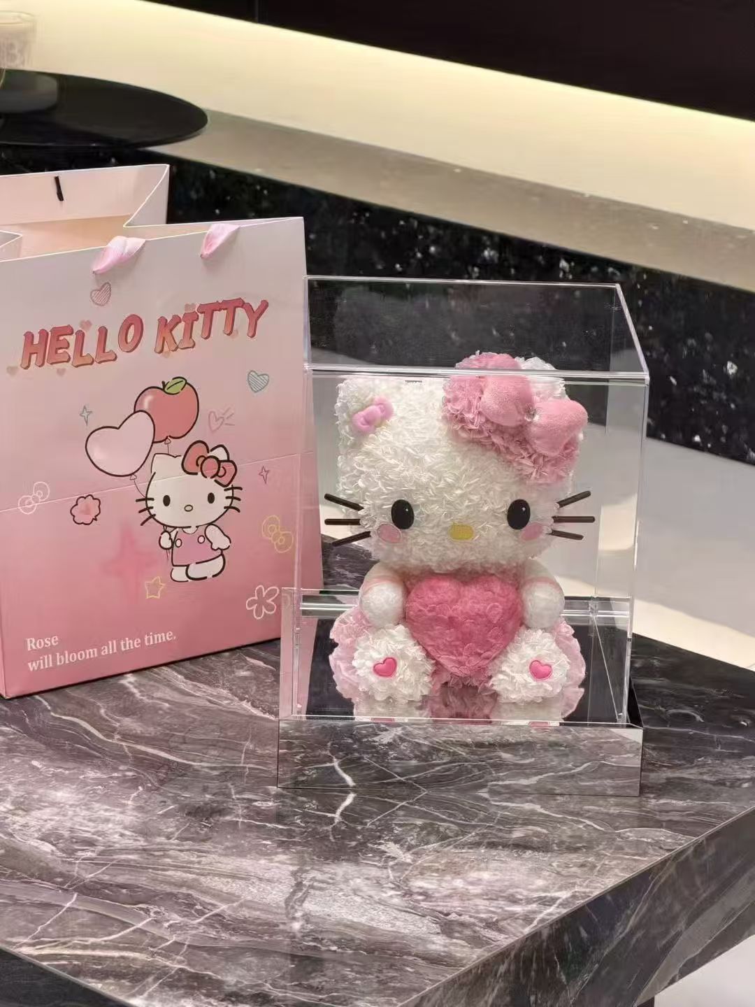 粉色抱心KITTY